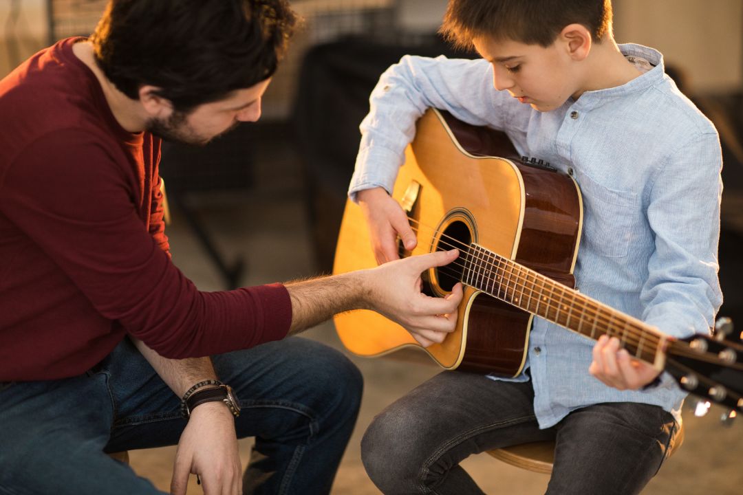 10 Creative Benefits to Combine Music and Arts Lessons