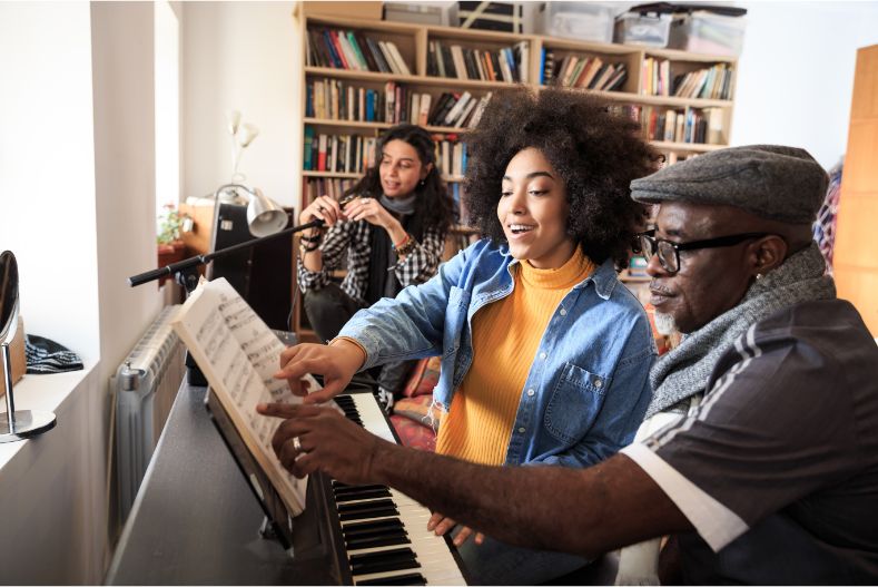 6 Ways Group Piano Lessons Make Learning Easier for Adults